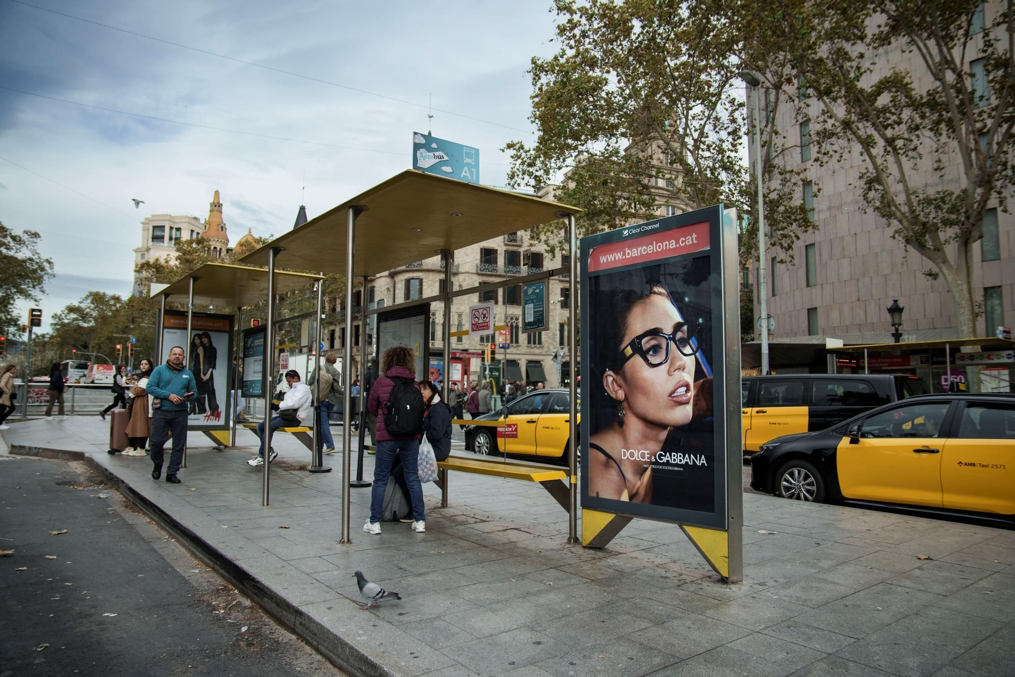 La instalación y el mantenimiento de marquesinas y paneles de información es una de las actividades de Clear Channel.