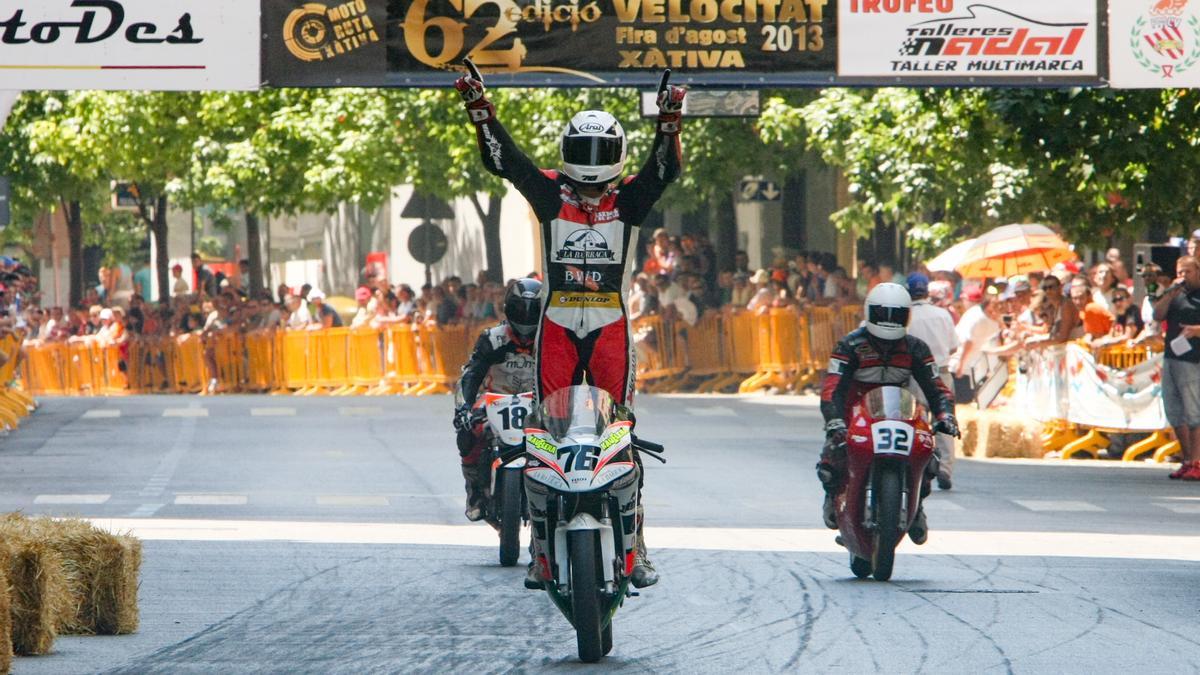 El piloto Bernat Martínez celebra la victoria tras cruzar la meta en el Trofeu Fira de Xàtiva.