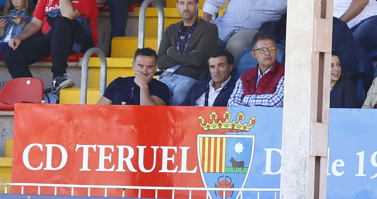 Paco Peña and the president of Hércules, Carlos Parodi, together in the Pinilla box, witnessing the team's fourth defeat.