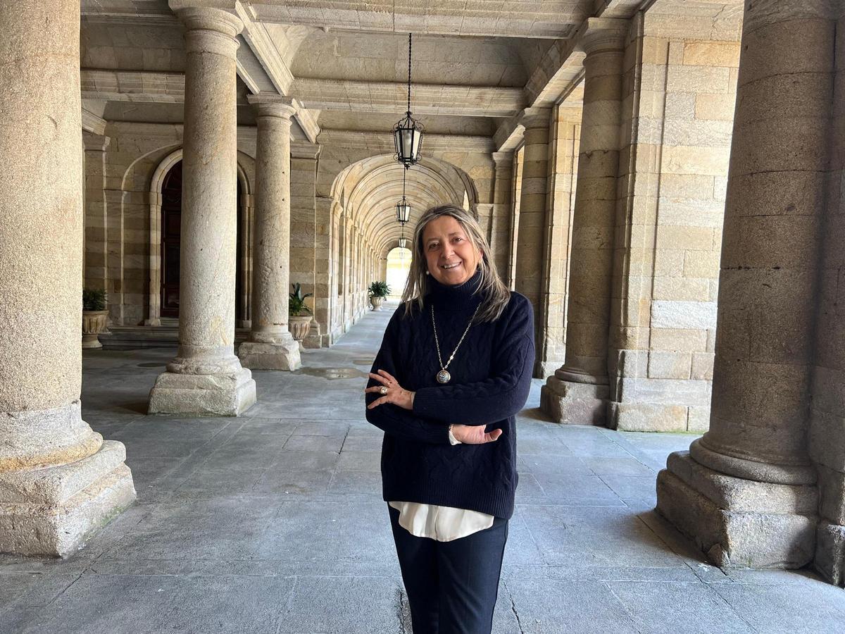 La edil no adscrita Mila Castro, en los bajos del Pazo de Raxoi.