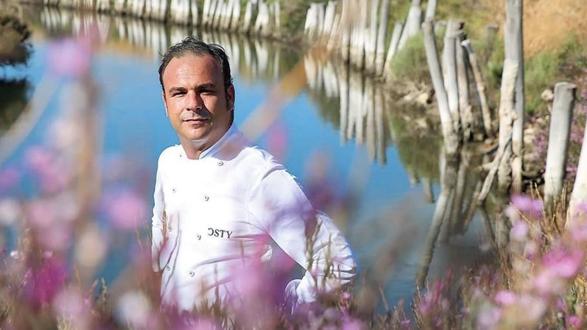Ángel León, autor de las tortillitas de camarones recogidas en la guía.