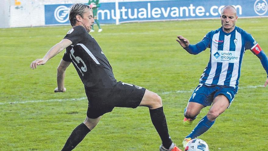 Javi Lara, jugador del Ibiza, junto a Juli