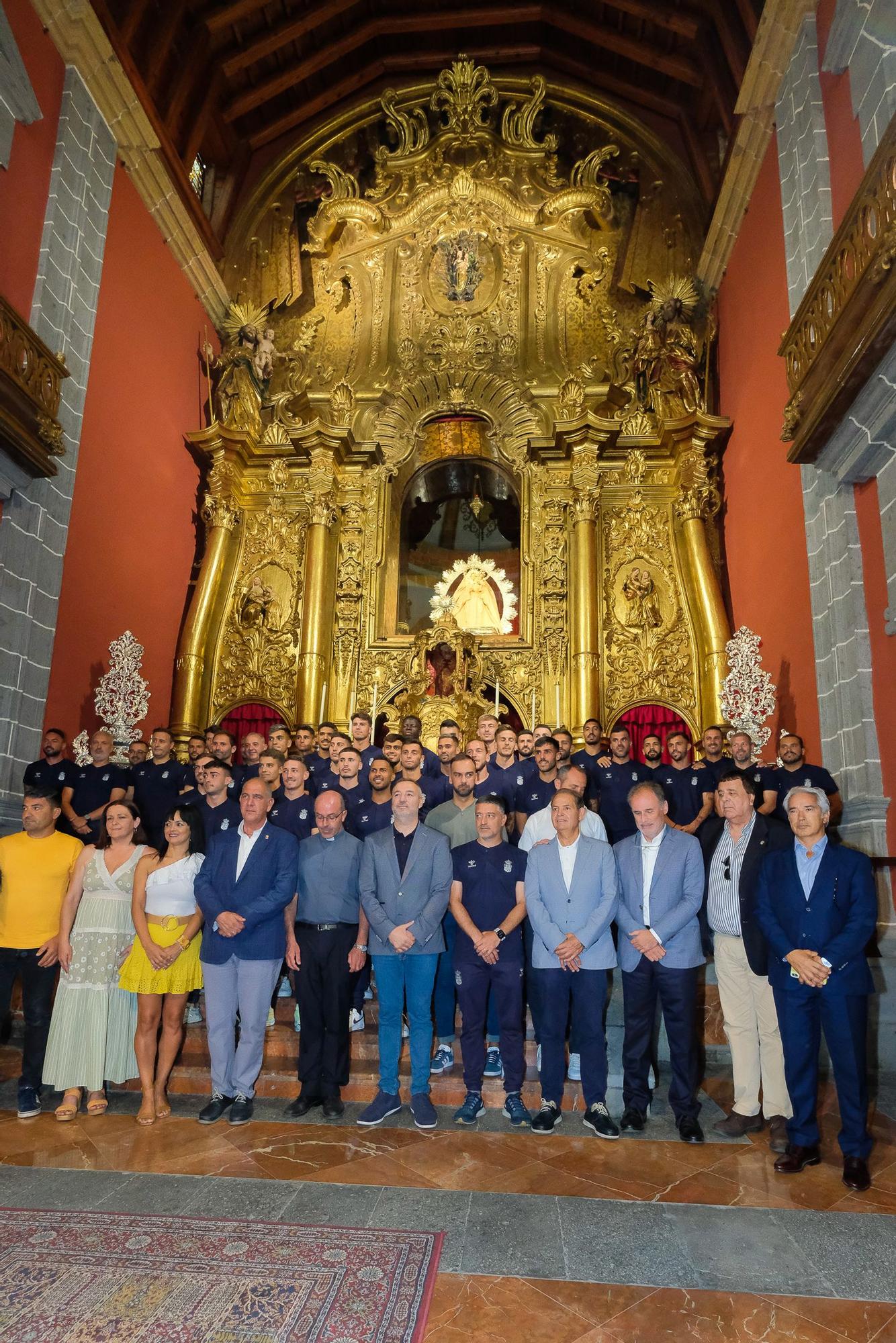 Ofrenda floral de la plantilla de la UD Las Palmas a la Virgen del Pino