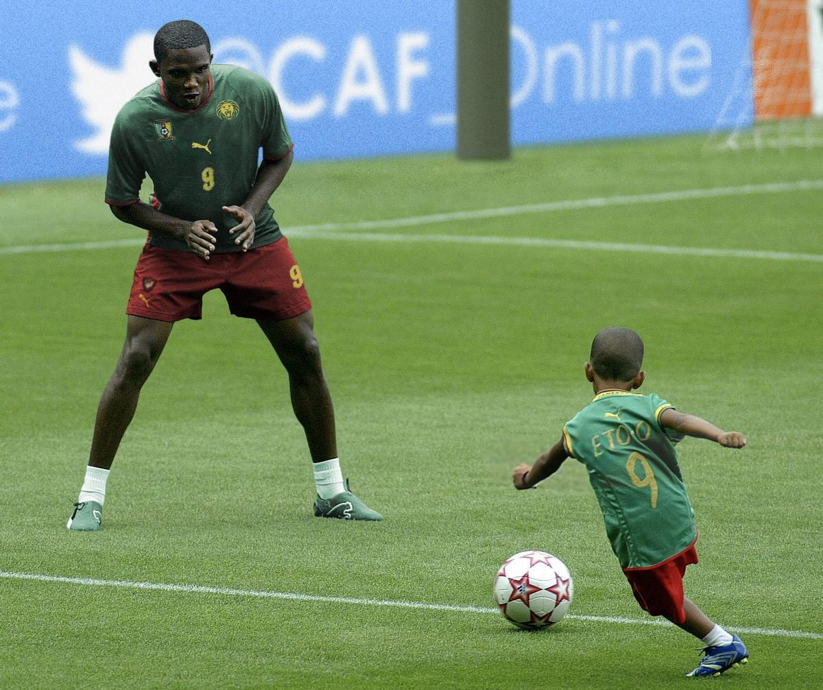 Samuel Eto'o spielt mit Sohn Etienne.