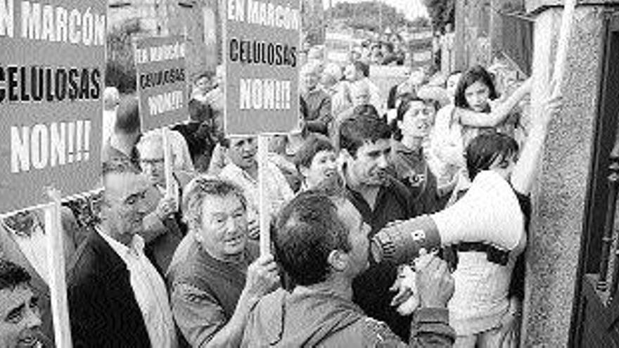 Un momento de la protesta de los vecinos, cuyo lema es &quot;En Marcón, Ence non&quot;. / RAFA VÁZQUEZ