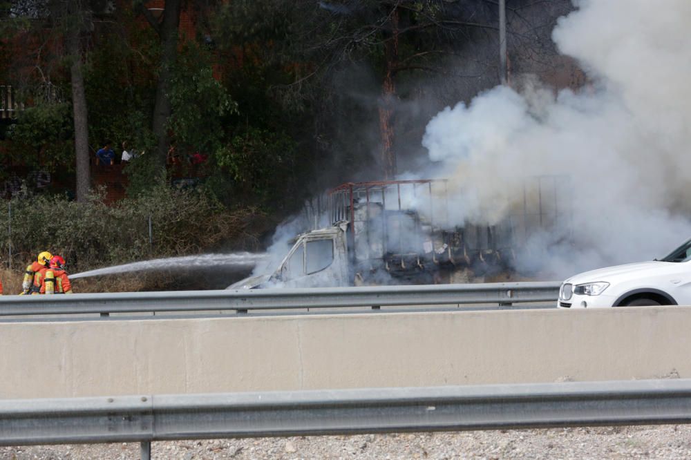 Arde un camión en la CV-35 en Paterna