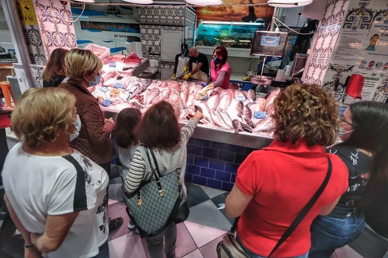 Mercado de Santa Cruz. Compras para la cena de Nochevieja