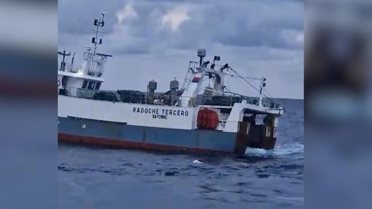 Así comenzó a hundirse el arrastrero gallego 'Radoche Tercero'.