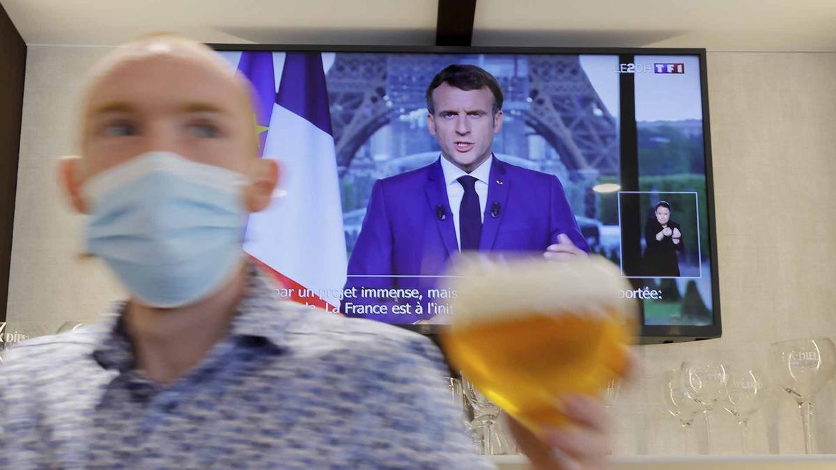 Macron aprueba en Francia unas polemicas medidas anticovid