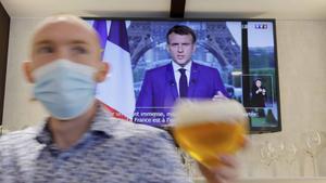 Macron aprueba en Francia unas polemicas medidas anticovid.