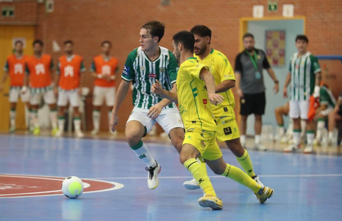 Javi Aranda controla el balón.