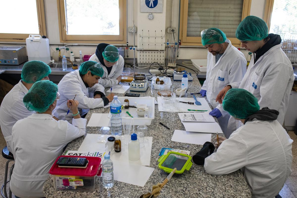 Participantes en el certamen Pompeu Skills, este viernes en el instituto Pompeu Fabra de Badalona.