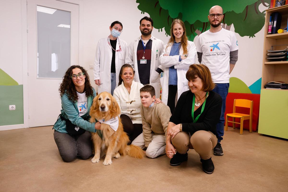 Pedro y su madre, junto al perro Toby, los profesionales de la Usmij del hospital Reina Sofía y los responsables de Wecan.