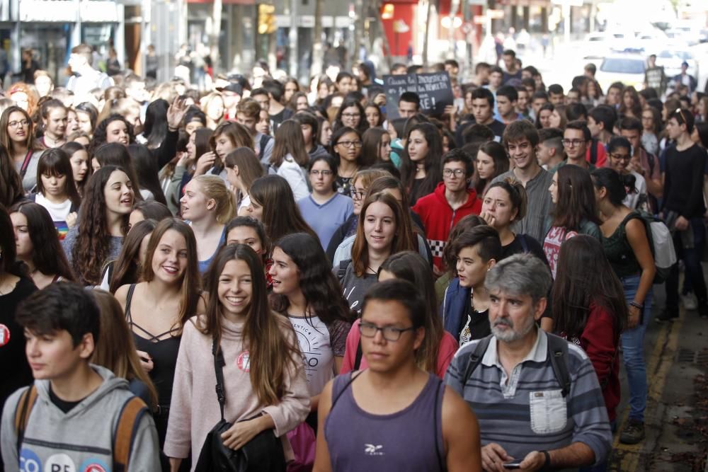 L''alumnat de Secundària surt als carrers de Girona per rebutjar les revàlides