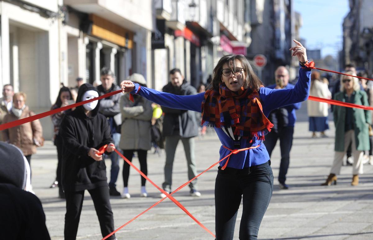 Performance de Azos Feministas en la Praza da Igrexa de Lalín.
