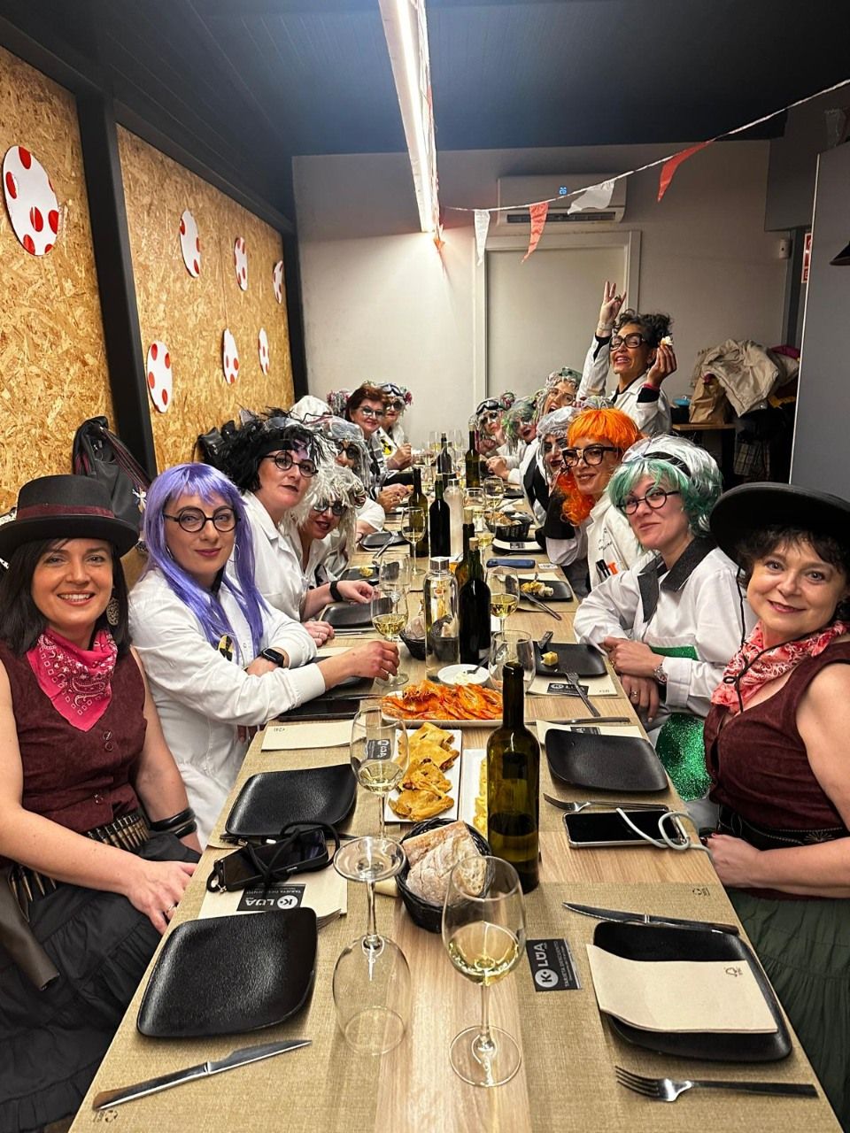 Asistentes a la fiesta de carnaval en el restaurante O 48 da Platería.