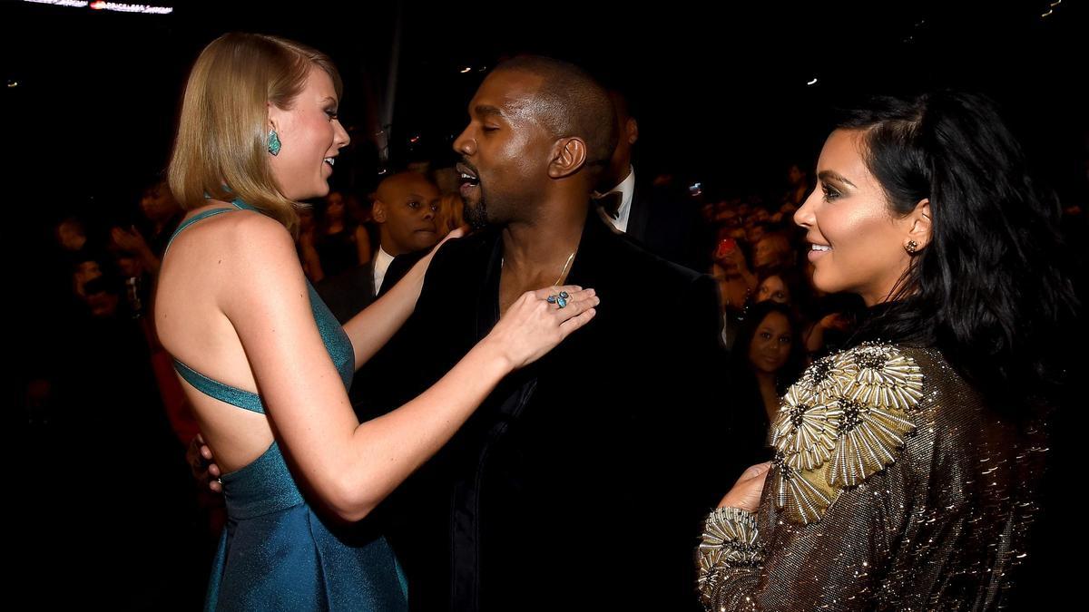 Taylor Swift saluda a Kanye West y Kim Kardashian en los Premios Grammy de 2015