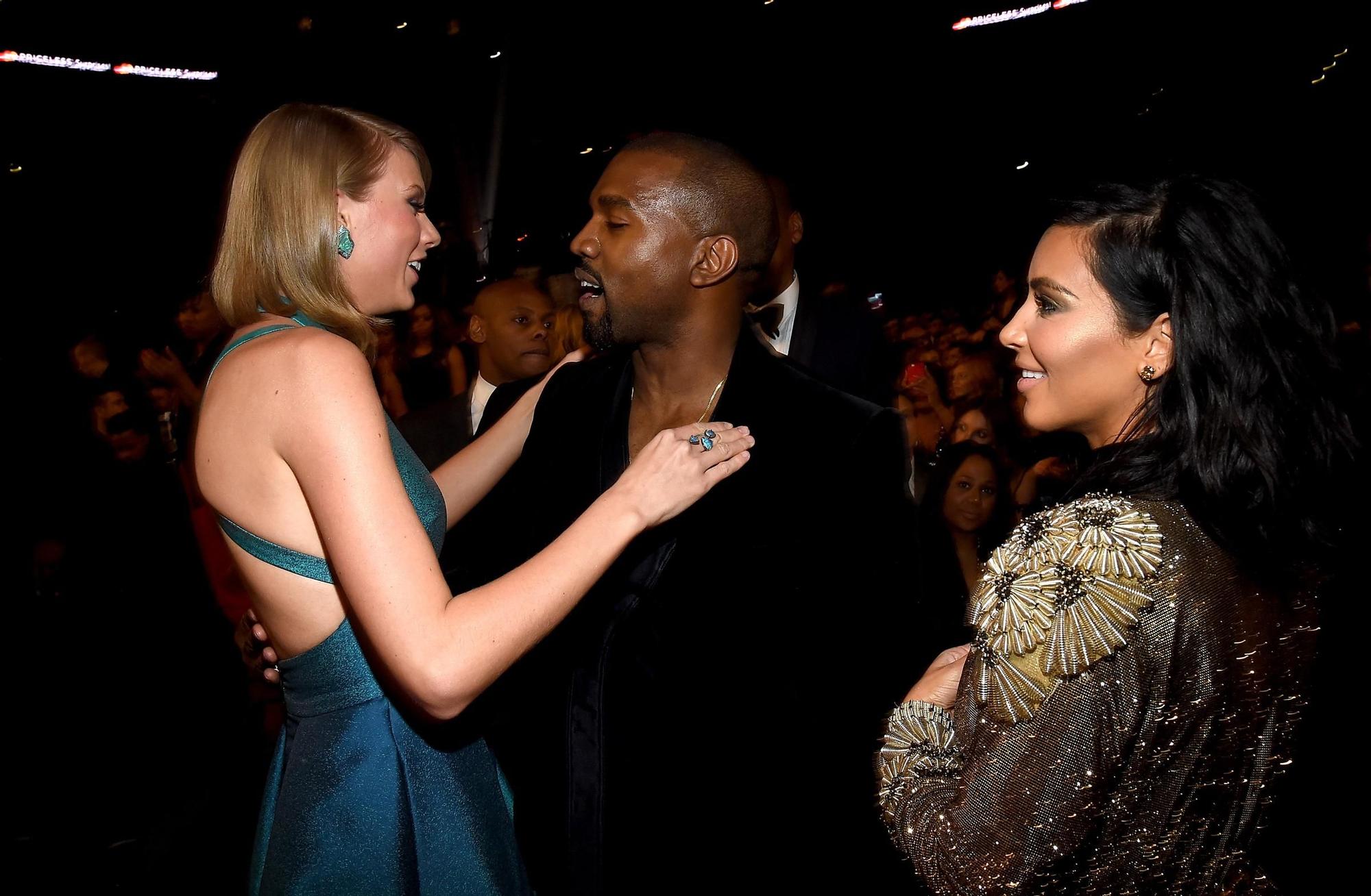 Taylor Swift saluda a Kanye West y Kim Kardashian en los Premios Grammy de 2015