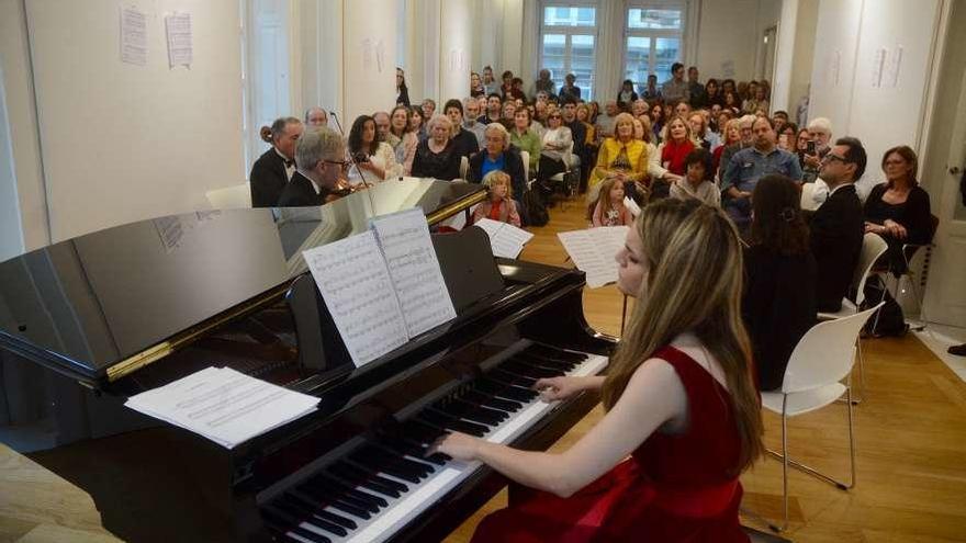 Isabel Pérez Dobarro al piano ante una llena sala Nemonon. // Rafa Vázquez