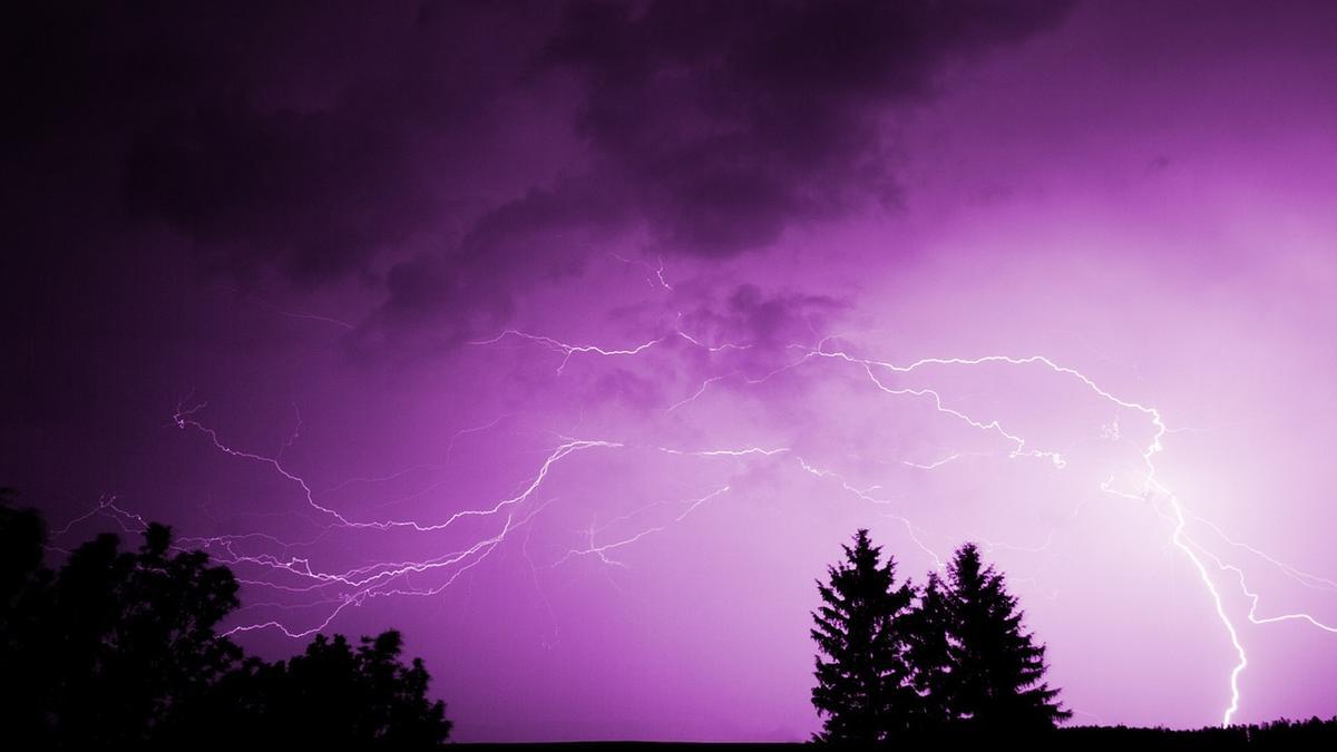 Los rayos son frecuentes durante las tormentas y pueden afectar a las personas.