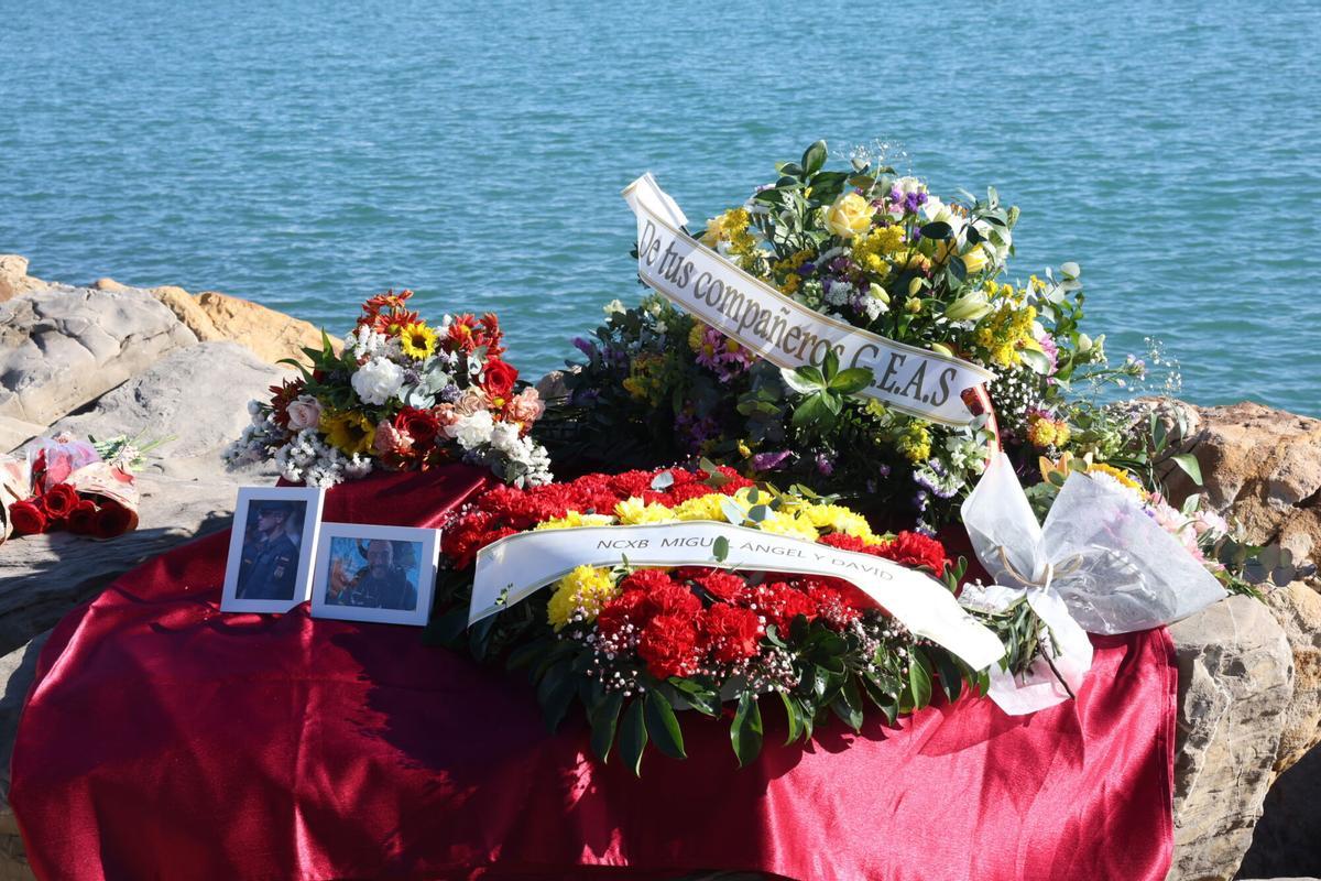 Ofrenda floral en homenaje a los guardias civiles fallecidos, en el puerto de Barbate.