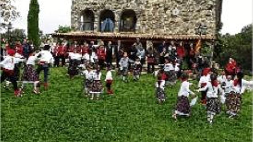 Els petits dansen balls tradicionals a Castellnou, dilluns al matí