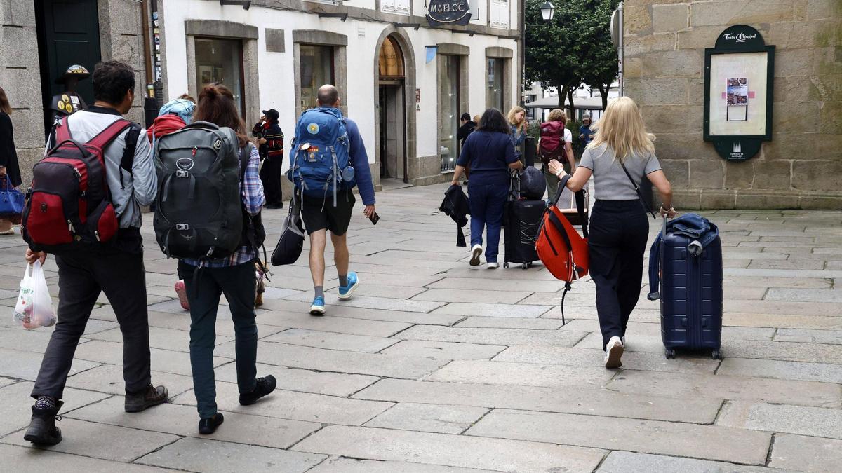 Turistas con maletas en las calles de Santiago