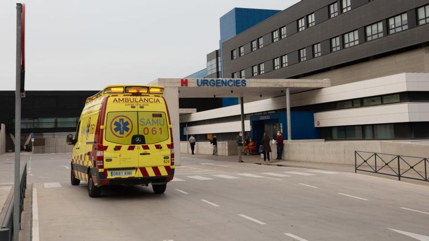 Una ambulancia en la puerta del Hospital Can Misses, en una imagen de archivo.