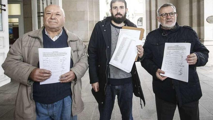 Vecinos de la asociación de Monte Alto y As Atochas, ayer delante del concello con las firmas recogidas.