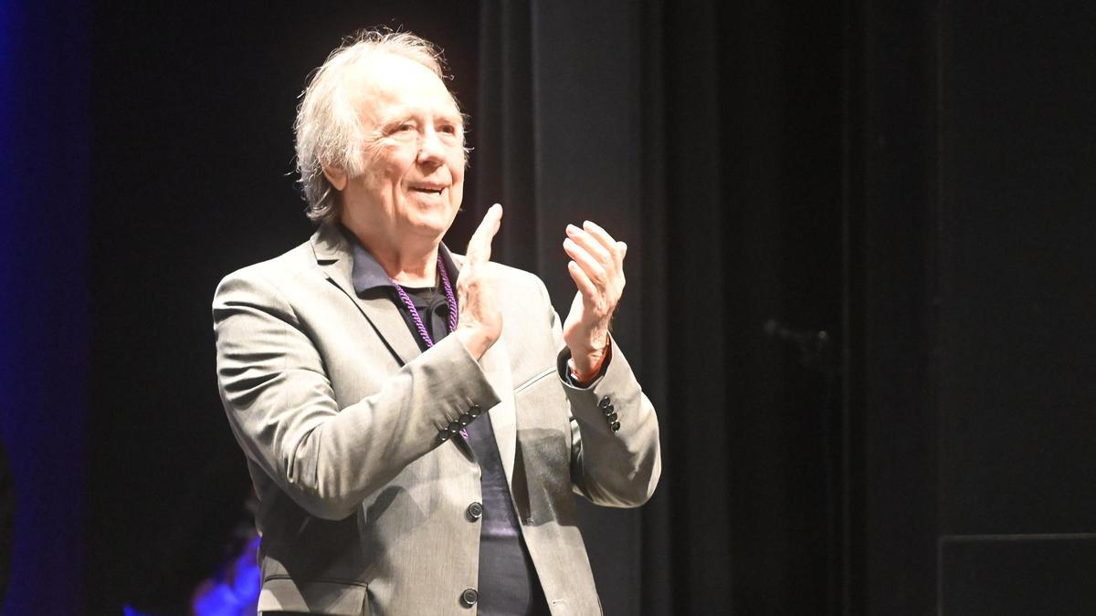 Entrega de la medalla a Joan Manuel Serrat en la Universitat Jaume I de Castelló.