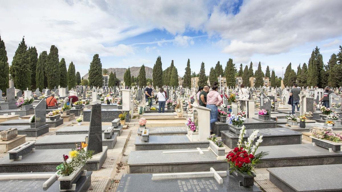 Un cementerio el pasado día de Todos los Santos. | ALEX DOMÍNGUEZ