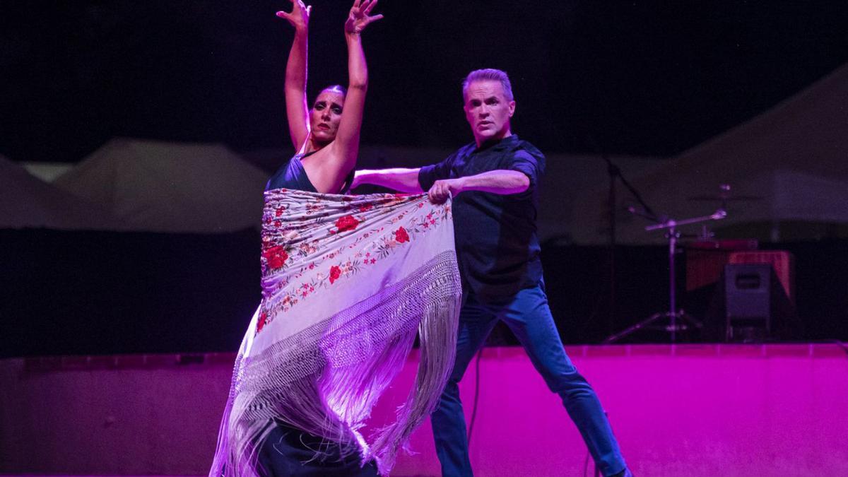 La bailarina Ana Cabello junto a Miguel Barranco durante la actuación. | DAVID CORRAL