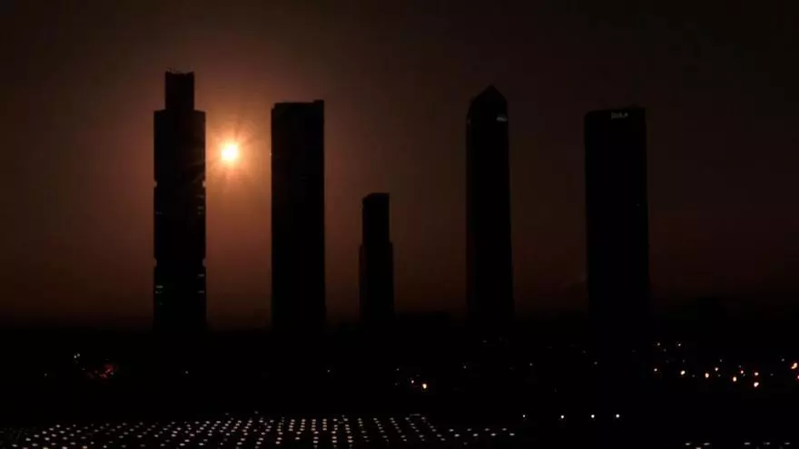 El eclipse se asoma tras las Cuatro Torres de Madrid
