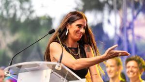 La cantante María Peláe en el pregón inaugural del Pride Barcelona 2026 en la plaza Universitat de Barcelona.
