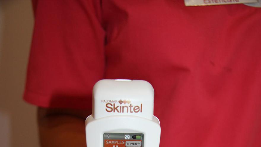 Una especialista en belleza utiliza el lector Skintel en una cliente.