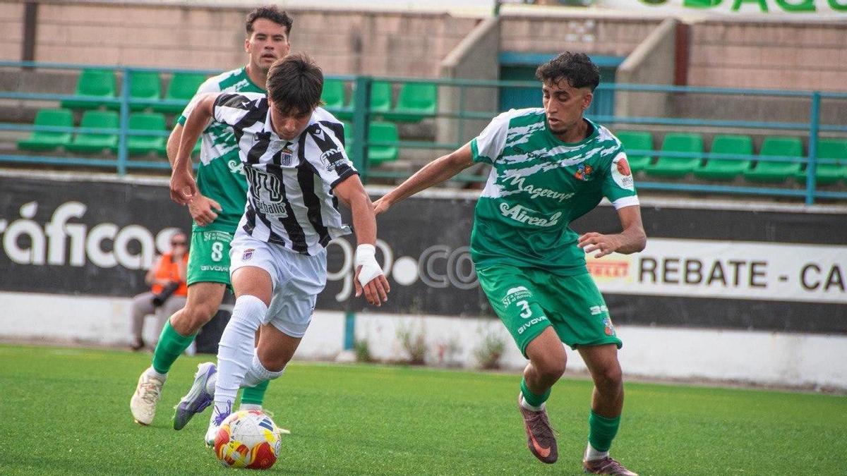 Manu Hernández trata de desbordar a Ilias.