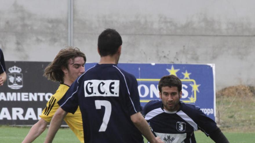 Carmona, del GCE Villaralbo, intenta recuperar el balón.