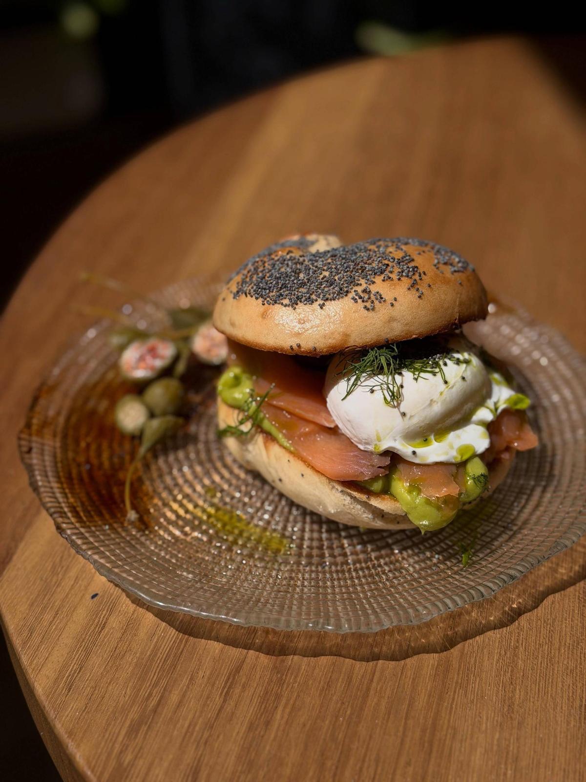Mohn-Bagel mit Lachs und pochiertem Ei.