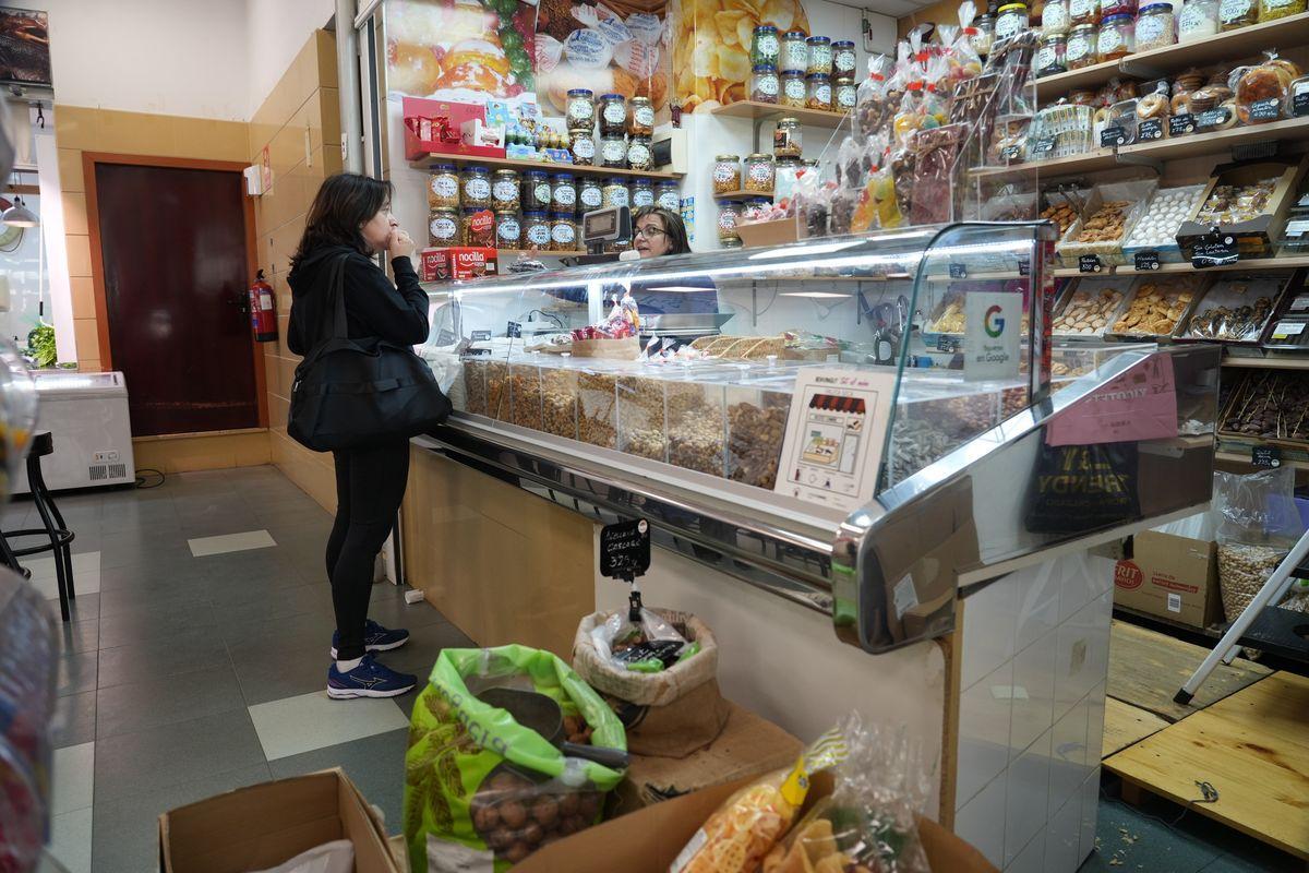 Una de las nuevas concesiones es un puesto de frutos secos.