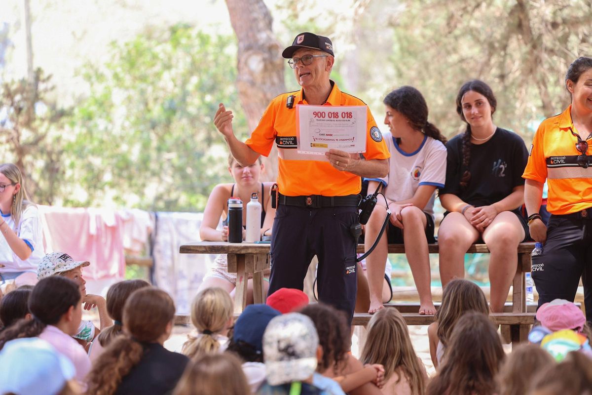 Los participantes memorizan el número contra el bullying.