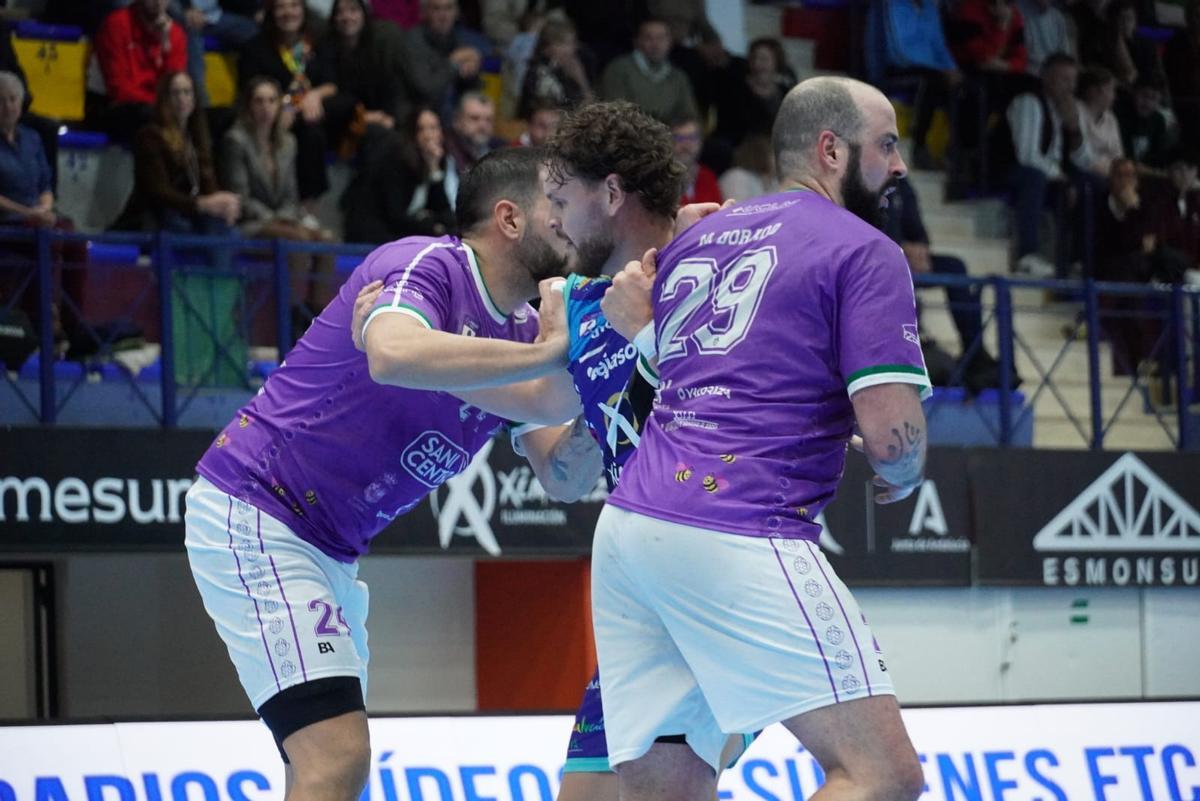 Dani Serrano lucha con la defensa del Sanicentro Guadalajara.