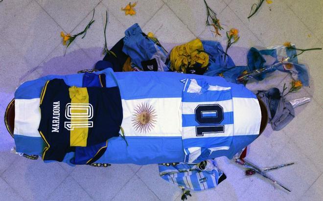 Una camista del Boca Juniors con el número 10 y otra de la selección argentina también con el mágico dorsal de Maradona cubren el féretro donde reponsan los restos de Diego Maradona.