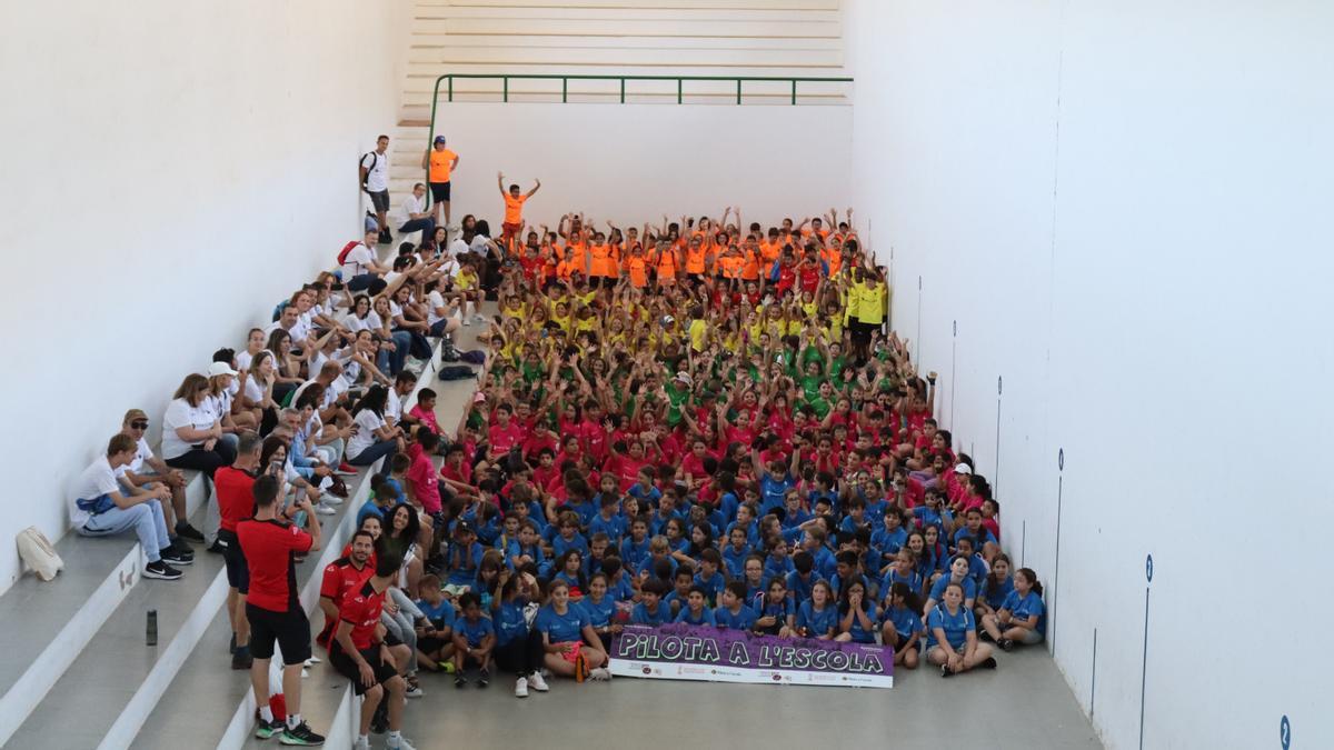 Gran foto de família al trinquet del Poliesportiu de Tavernes de la Valldigna.