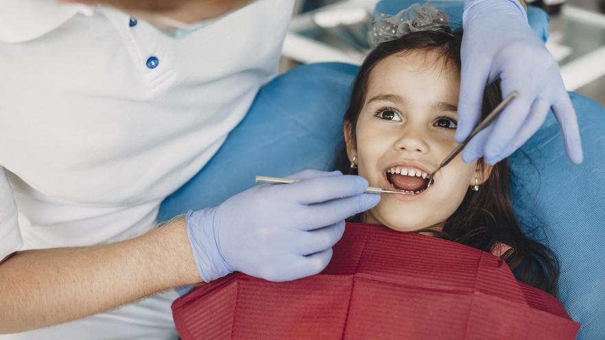 Respuestas para padres sobre la salud dental de sus hijos: ¿Debo sellar los molares al niño? ¿Y ponerle barniz de flúor a sus dientes?