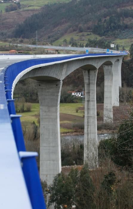 De la Serna y Javier Fernández acuden a la apertura del tramo de autovía A-63 entre La Doriga y Cornellana