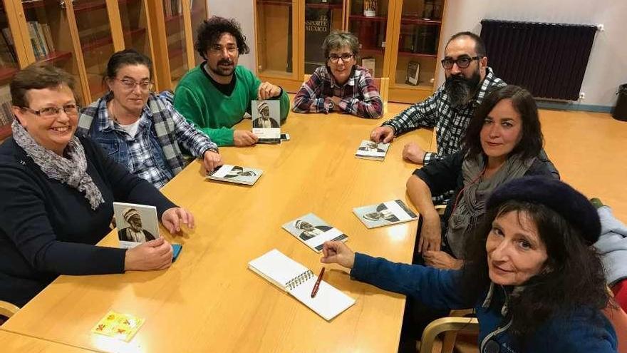 Esther Prieto, al fondo, con Pablo X. Suárez y los integrantes del taller de lectura. manuel noval moro