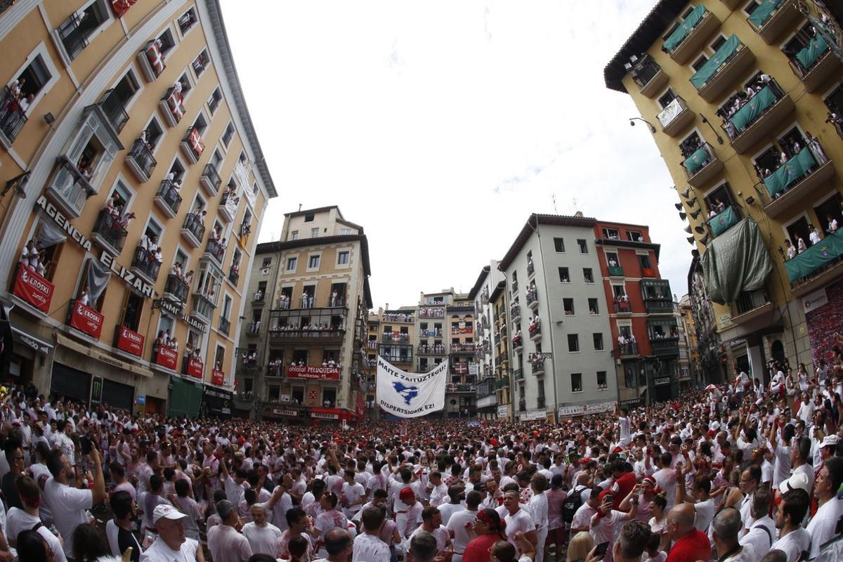 GRA151  PAMPLONA  06 07 2017 - Ambiente en la plaza Consistorial de Pamplona  antes del tradicional  txupinazo  con el que daran comienzo las Fiestas de San Fermin 2017 que duraran nueve dias initerrumpidos de celebracion en Navarra con sus famosos encierros  EFE Javier Lizon