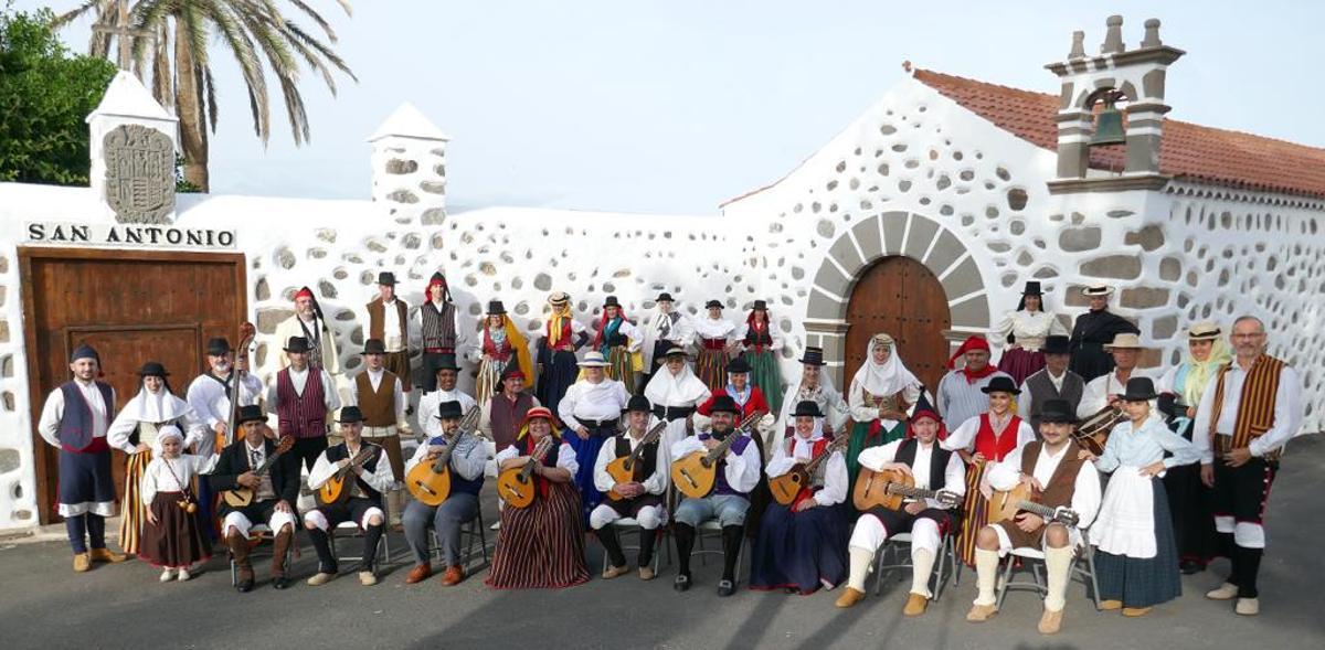 Algunos de los componentes de la asociación cultural Entre Amigos