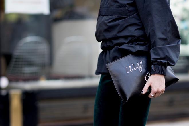 Los diez mejores bolsos del street style (Londres), con mensaje