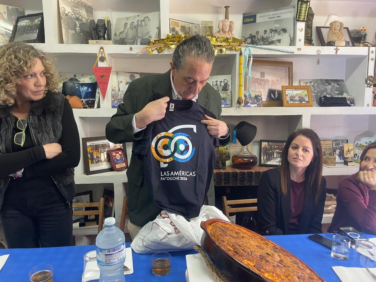 Fernando Soler muestra una de las camisetas del último congreso de FacoElche